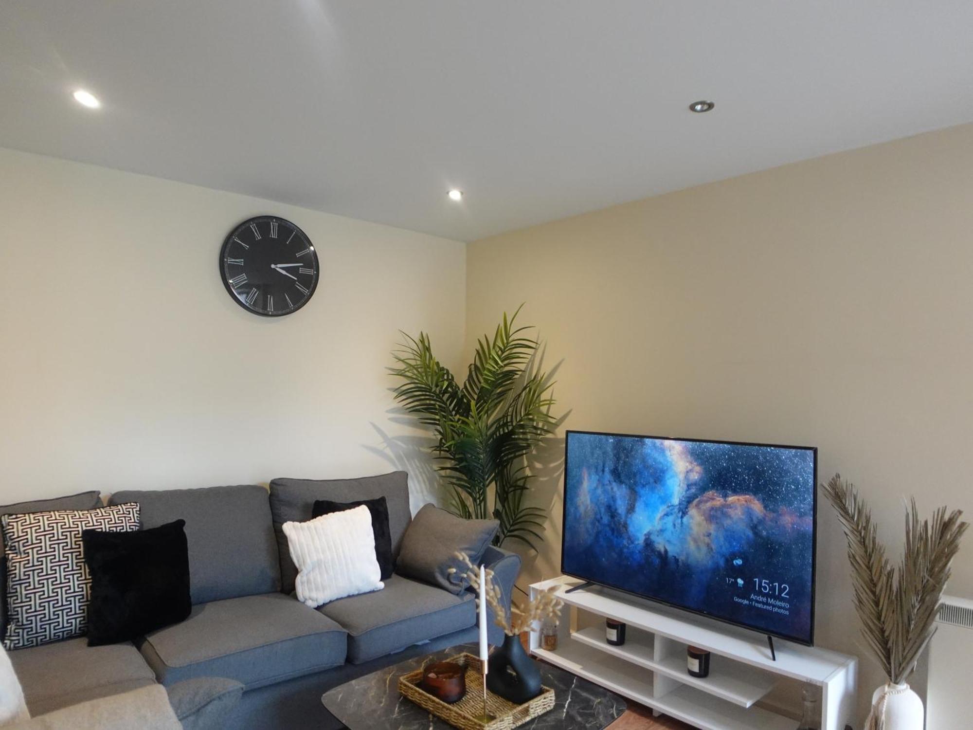 Modern Spacious Apartment In Digbeth With Balcony - Netflix, Youtube, Amazon Tv, Superfast Wifi - Just 10 Mins To Birmingham Centre, Bullring, Train, Coach Station And Birmingham Fc Exterior foto